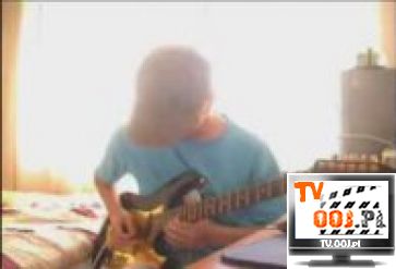 Gra gitara...